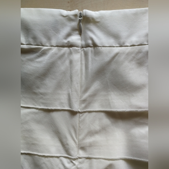 🆕 BCBG size 6 Off White, lightweight Ruffled, Zip Up Mini Skirt - Picture 5 of 9
